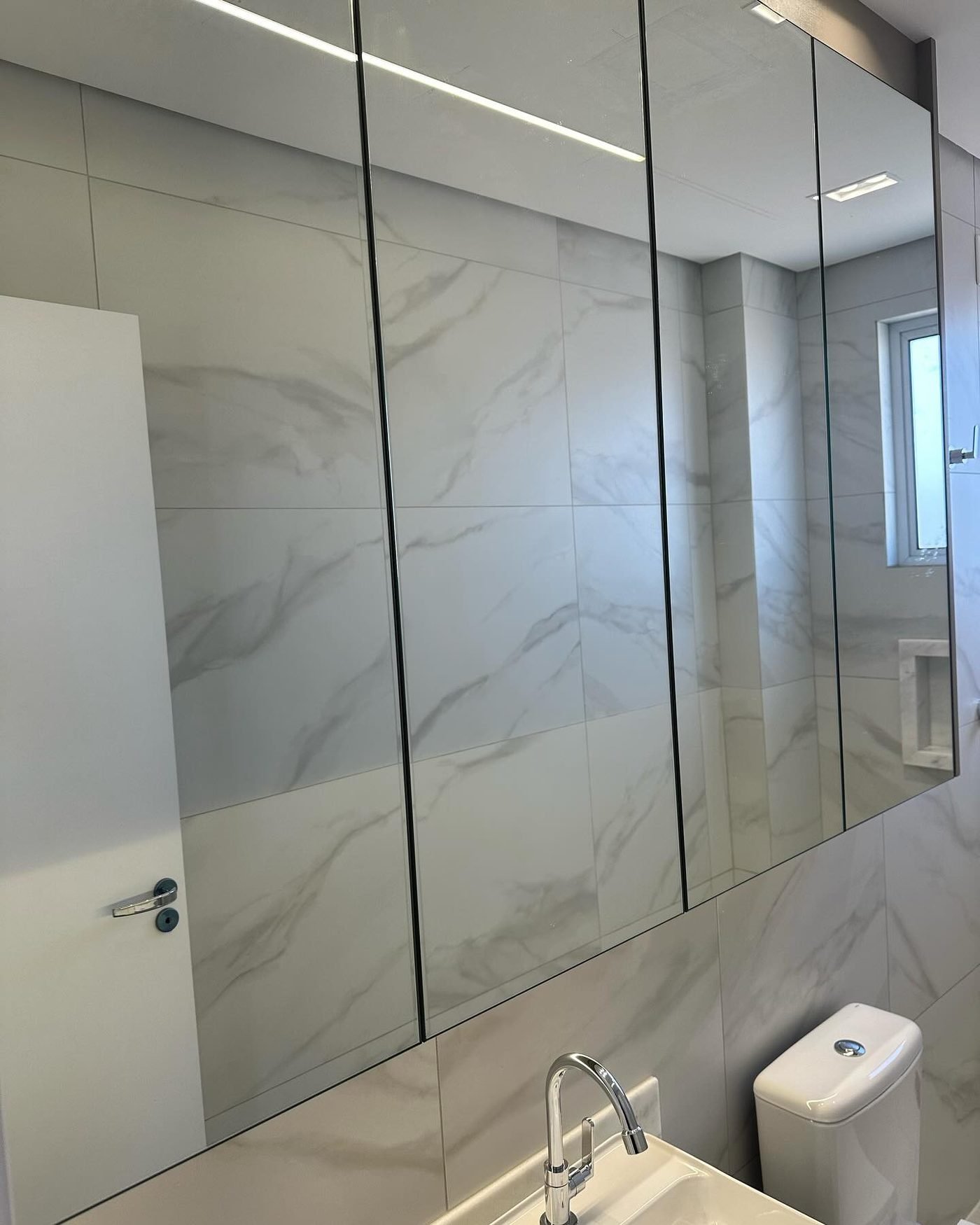 Banheiro e lavabo com gabinete planejado