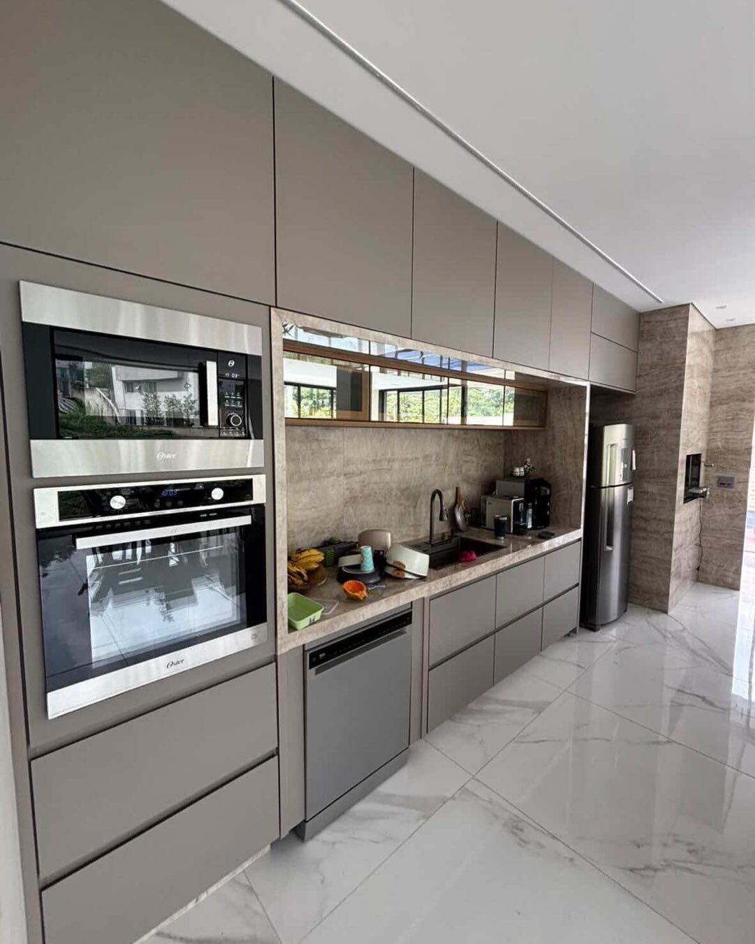 Cozinha planejada de alto padrão com iluminação embutida