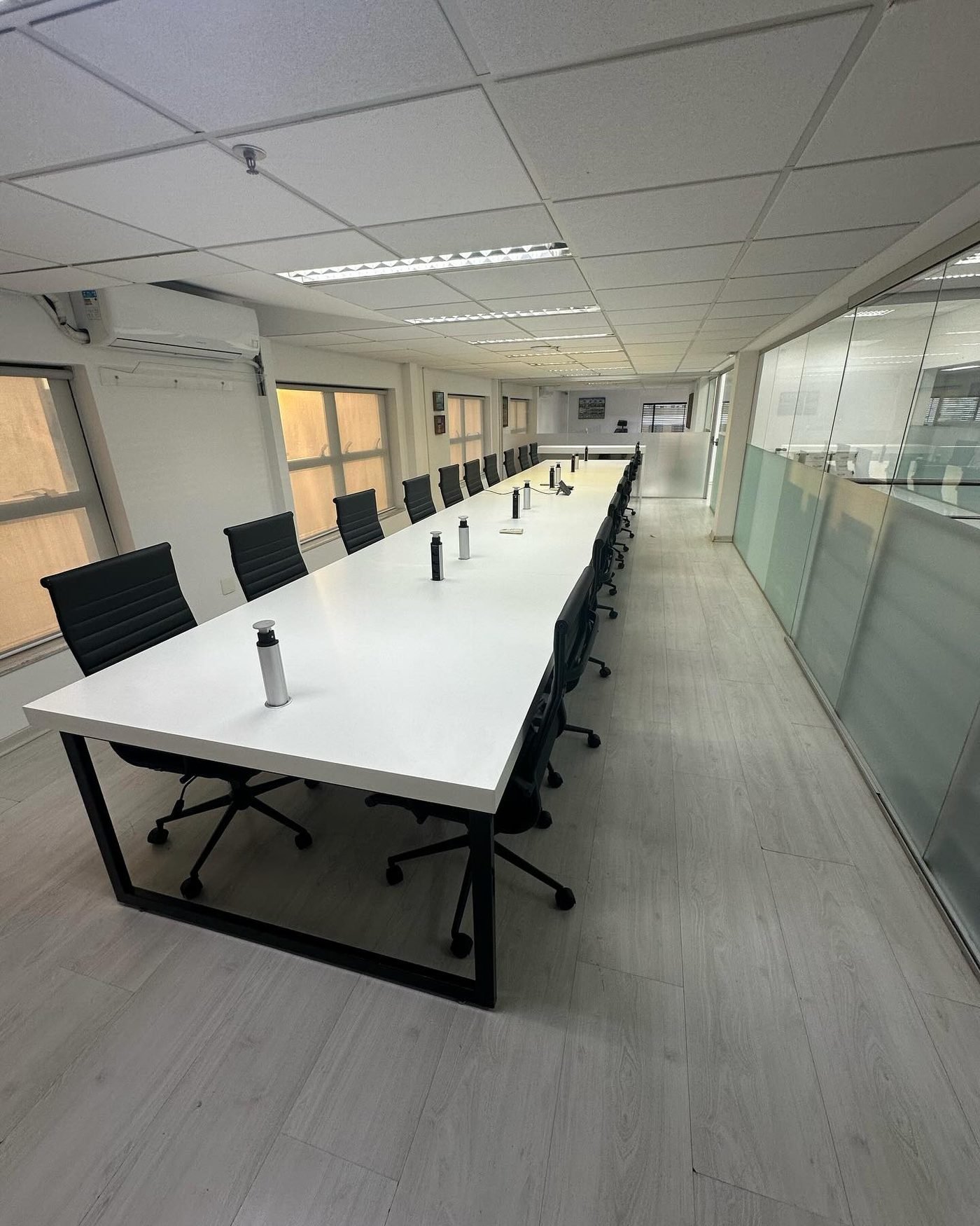 Home office planejado com bancada e prateleiras