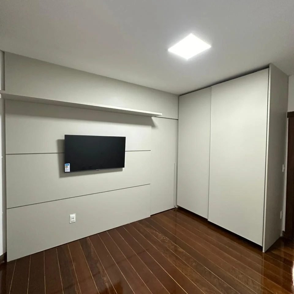 Ambiente integrado com marcenaria sob medida e iluminação embutida